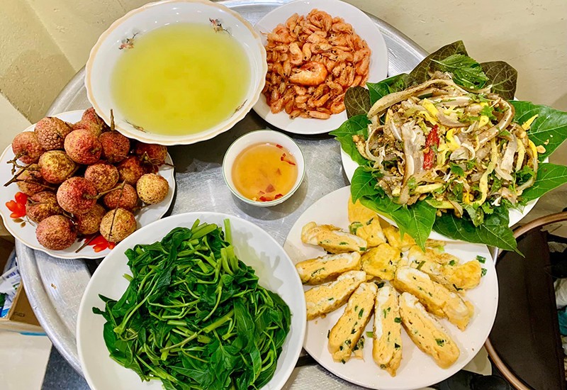 Trứng rán - Tôm kho - Nộm tai - Canh rau muống luộc.
