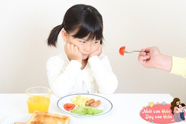 Nếu trẻ đang trải qua căng thẳng, lo lắng, mệt mỏi hoặc không thuận lợi trong khi ăn, là những dấu hiệu phổ biến của các rối loạn tâm lý.