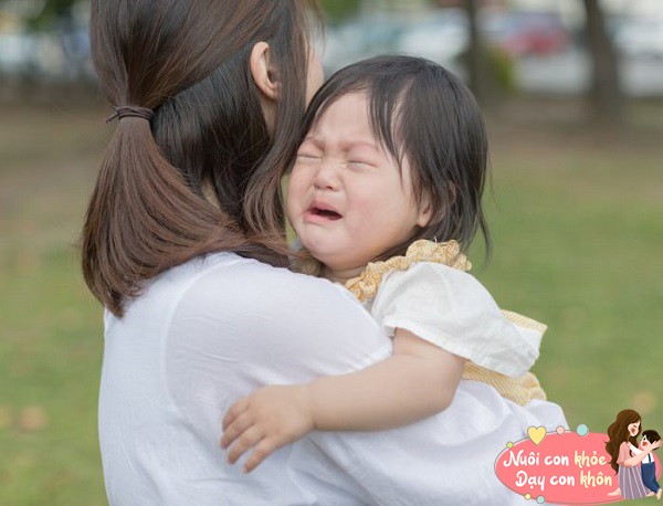 Một số trẻ có thể tỏ ra thu mình, ít hòa đồng, đặc biệt khi đi học mẫu giáo.