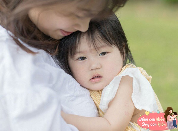 Đối với những trẻ phụ thuộc quá mức, bố mẹ nên từ từ rèn cho trẻ thói quen độc lập.