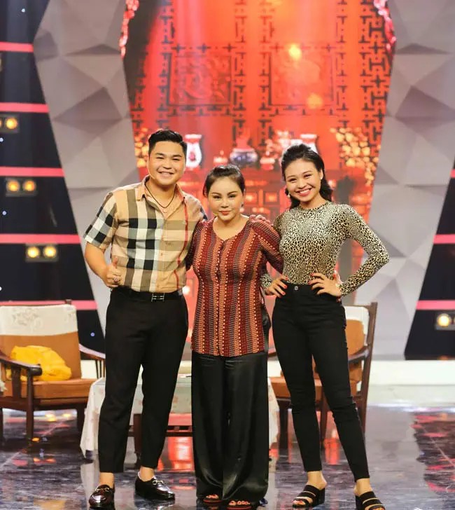 View - Con gái Lê Giang khoe dáng mảnh mai bên bố ruột Duy Phương, nói lời xúc động khi ảnh gia đình không có mẹ