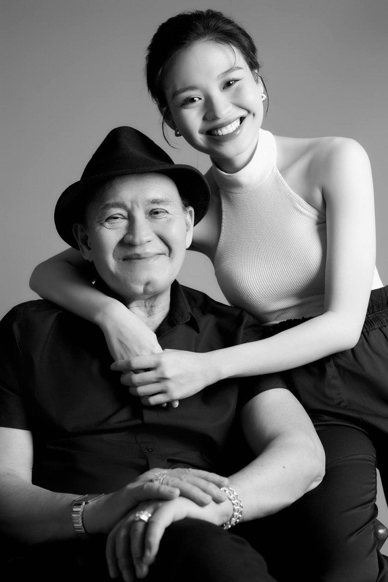 View - Con gái Lê Giang khoe dáng mảnh mai bên bố ruột Duy Phương, nói lời xúc động khi ảnh gia đình không có mẹ