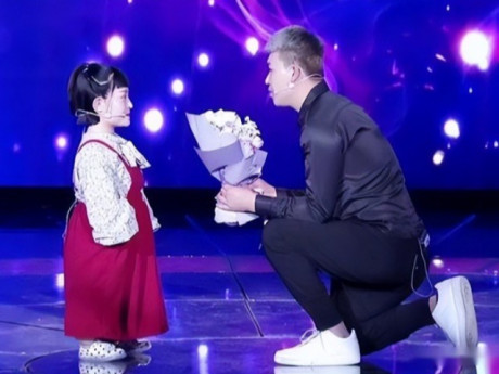 Cô gái 1m có thai với trai đẹp 1m87, nhìn chân con mới chào đời ai cũng choáng váng