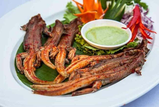 View - "Lộc trời” ở núi Bà đen bò ra từ trong hang đá, dân bắt về phơi khô thành đặc sản, giá 1,5 triệu đồng/kg vẫn khó mua