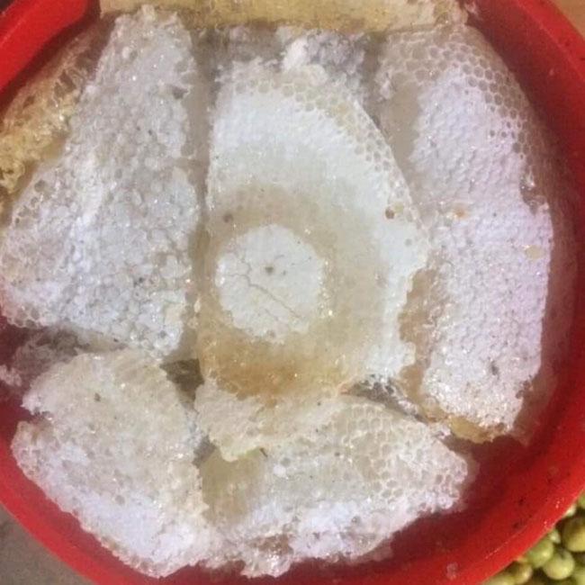 View - Loại mật ong có màu trắng lạ, giá lên tới 500.000 đồng/lít, là sản vật nổi tiếng 1 vùng