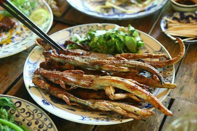 View - "Lộc trời” ở núi Bà đen bò ra từ trong hang đá, dân bắt về phơi khô thành đặc sản, giá 1,5 triệu đồng/kg vẫn khó mua