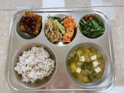 Làm mẹ - Cháu khoe ảnh cơm trưa ở trường mỗi bữa 5 món thịnh soạn, bà nội nhìn thấy khóc nấc "thật tội nghiệp"