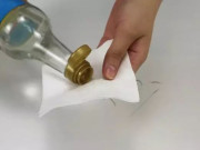 Nhà đẹp - Đổ giấm trắng vào giấy vệ sinh, tưởng nghịch dại nhưng lợi không ngờ, biết công dụng nhà nhà học theo