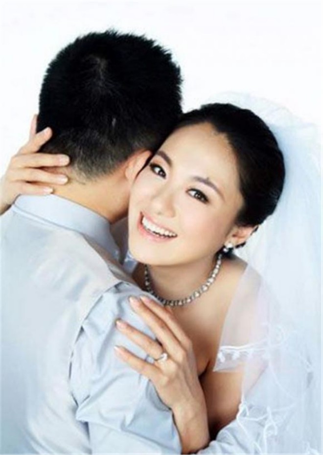 Thẩm Ngạo Quân luôn giấu danh tính chồng.