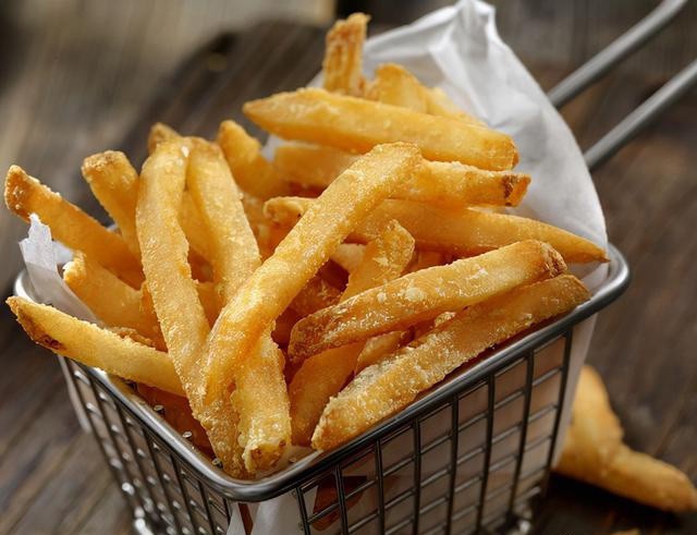 Thực phẩm giàu tinh bột khi nấu ở nhiệt độ cao 130 độ C sẽ tạo ra chất gây ung thư acrylamide. (Ảnh minh họa)