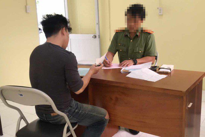 Youtuber Dưa Leo tại cơ quan công an.