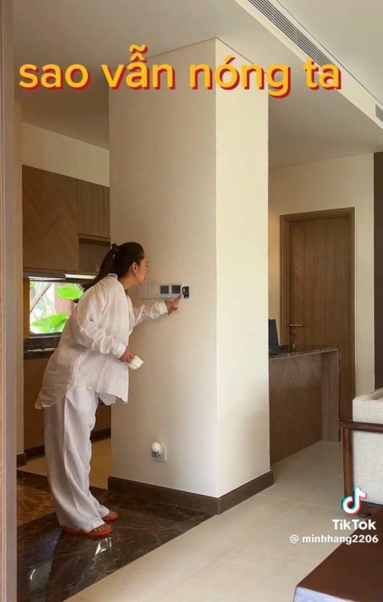 Mẹ bầu Minh Hằng luôn cảm thấy nóng nực và chỉnh điều hòa xuống thấp. 