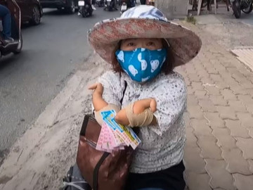 Người phụ nữ Hưng Yên được mệnh danh là sọ dừa, mưu sinh bằng nghề bán vé số khiến ai cũng xót xa