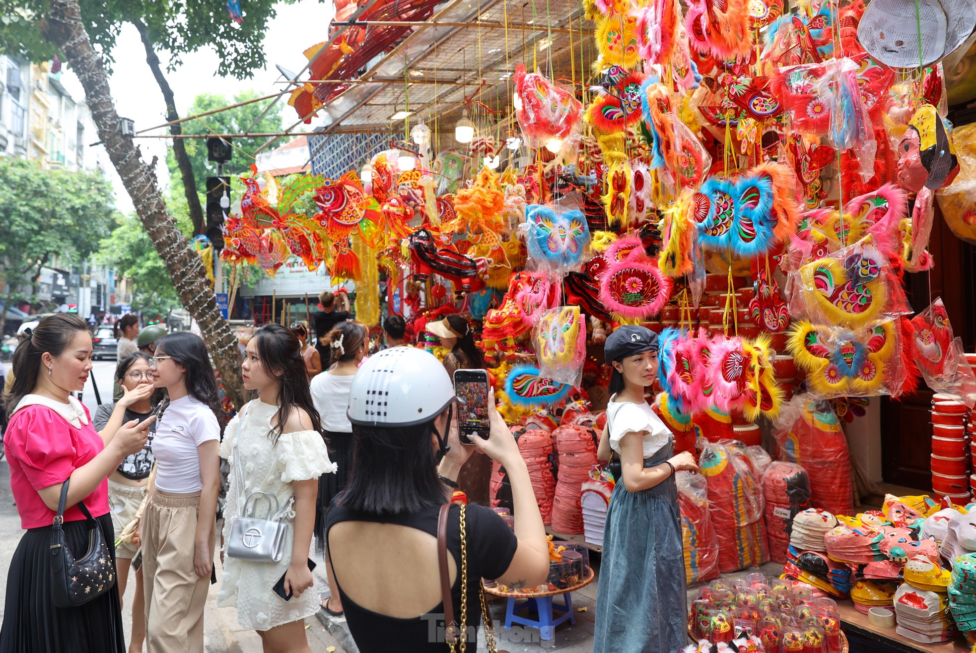 View - Rực rỡ sắc màu Trung thu sớm trên phố Hàng Mã