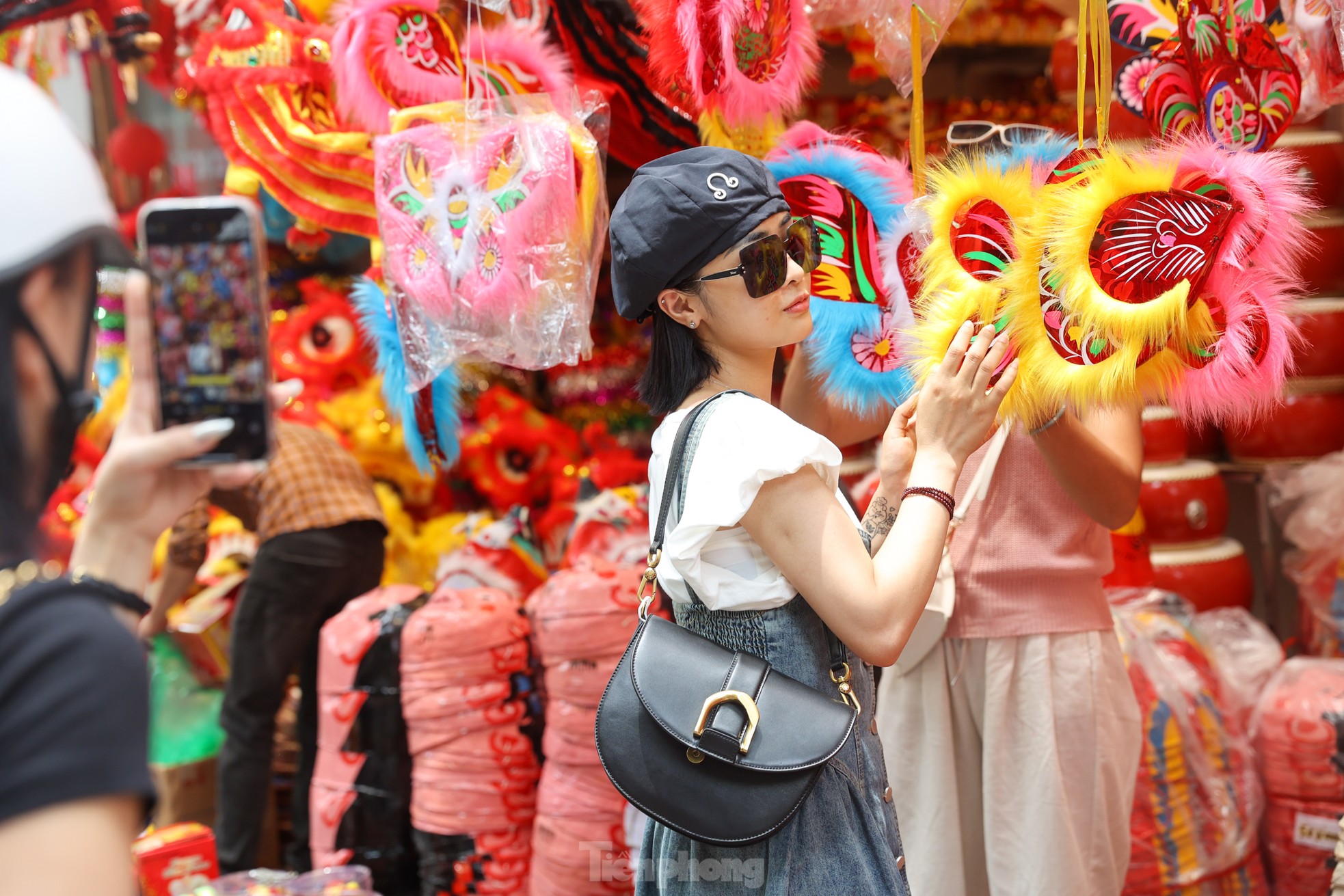 View - Rực rỡ sắc màu Trung thu sớm trên phố Hàng Mã