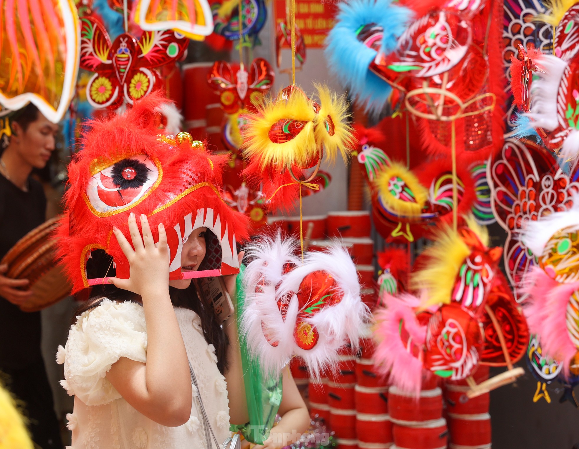 View - Rực rỡ sắc màu Trung thu sớm trên phố Hàng Mã