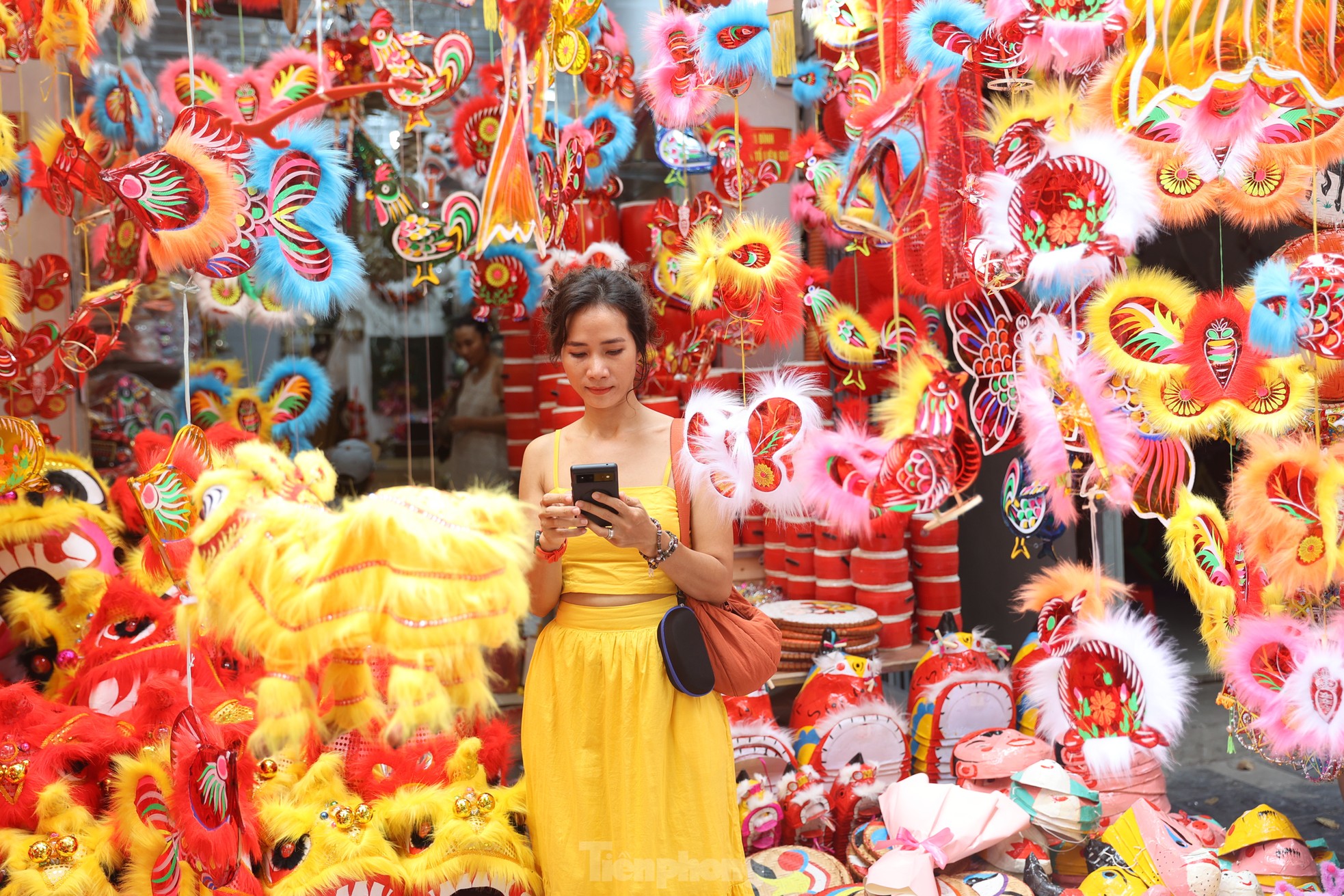 View - Rực rỡ sắc màu Trung thu sớm trên phố Hàng Mã