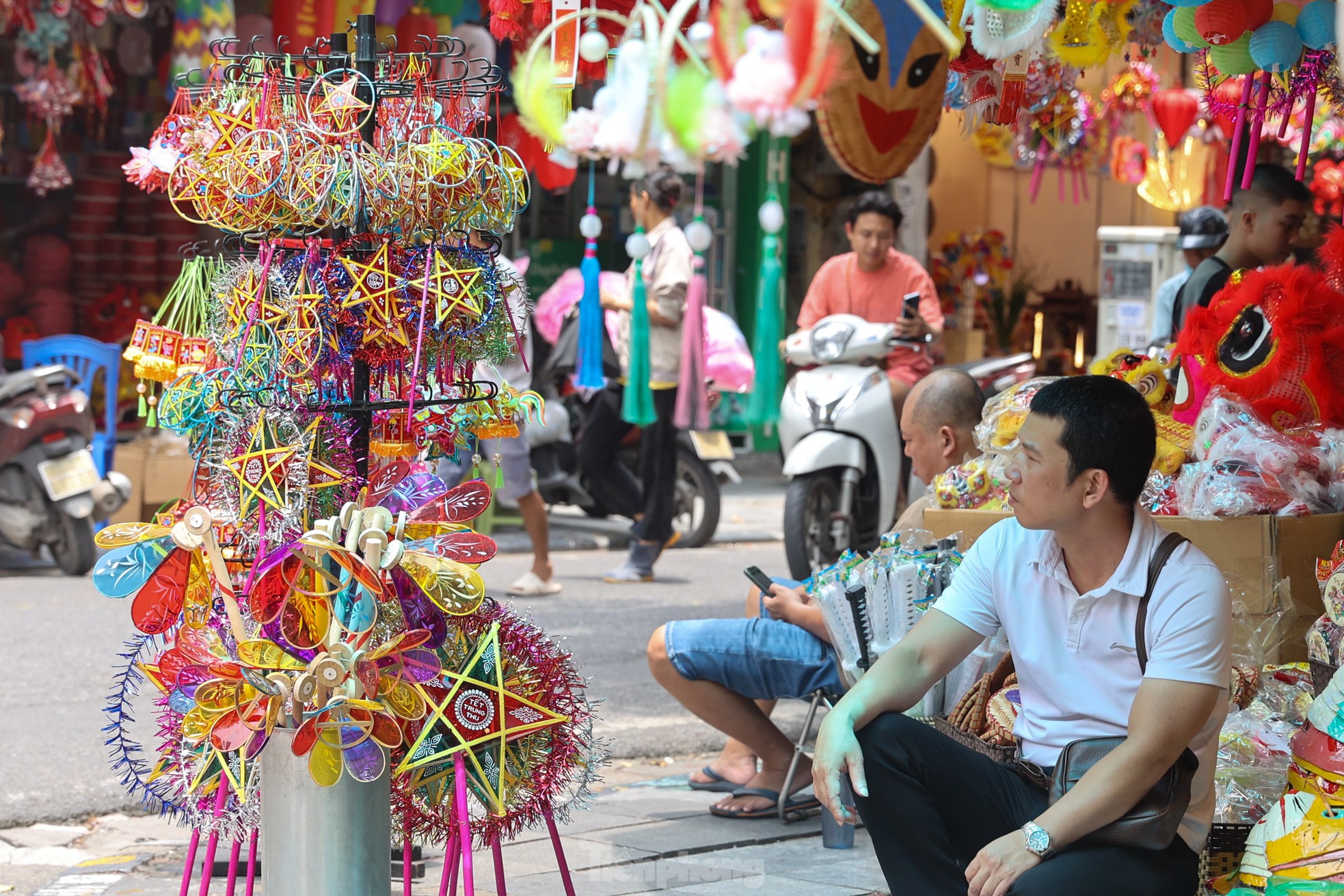 View - Rực rỡ sắc màu Trung thu sớm trên phố Hàng Mã