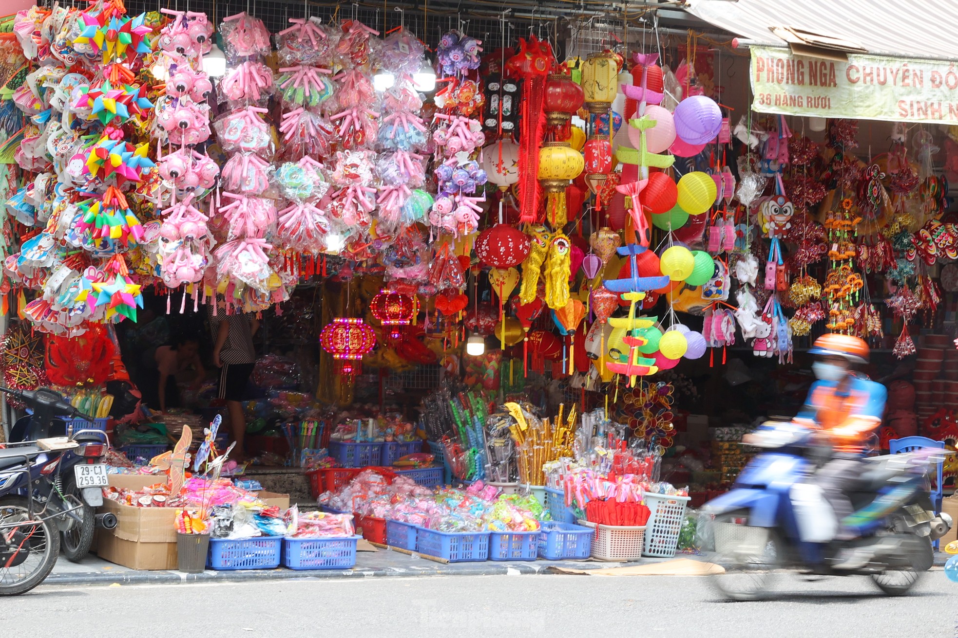 View - Rực rỡ sắc màu Trung thu sớm trên phố Hàng Mã