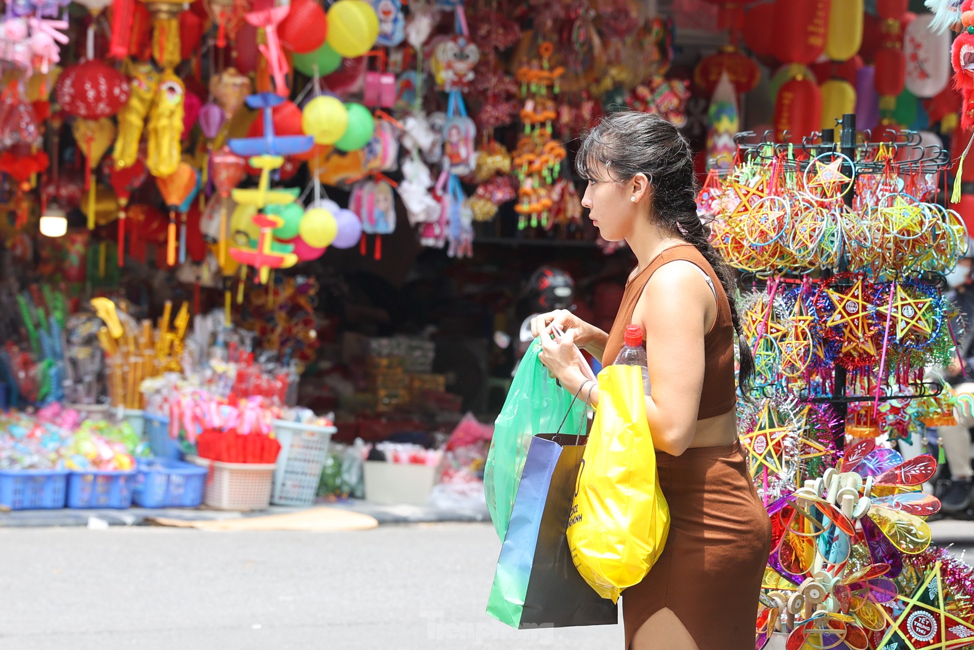 View - Rực rỡ sắc màu Trung thu sớm trên phố Hàng Mã