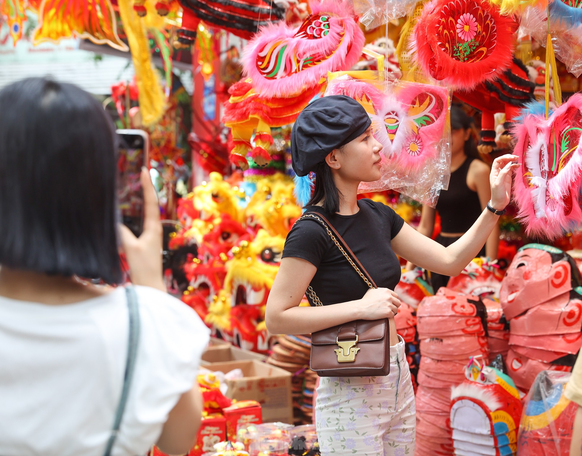 View - Rực rỡ sắc màu Trung thu sớm trên phố Hàng Mã