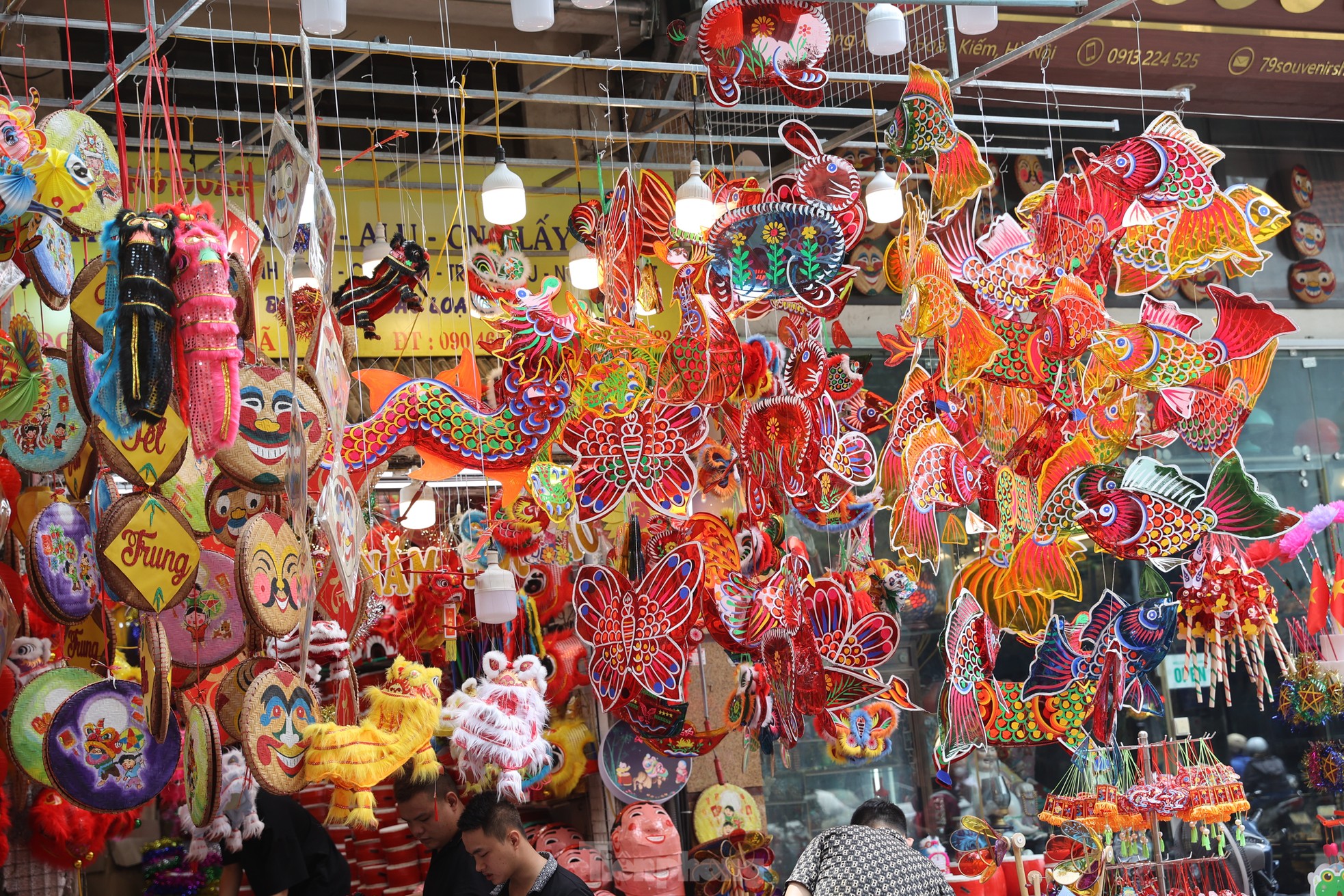 Rực rỡ sắc màu Trung thu sớm trên phố Hàng Mã - 19