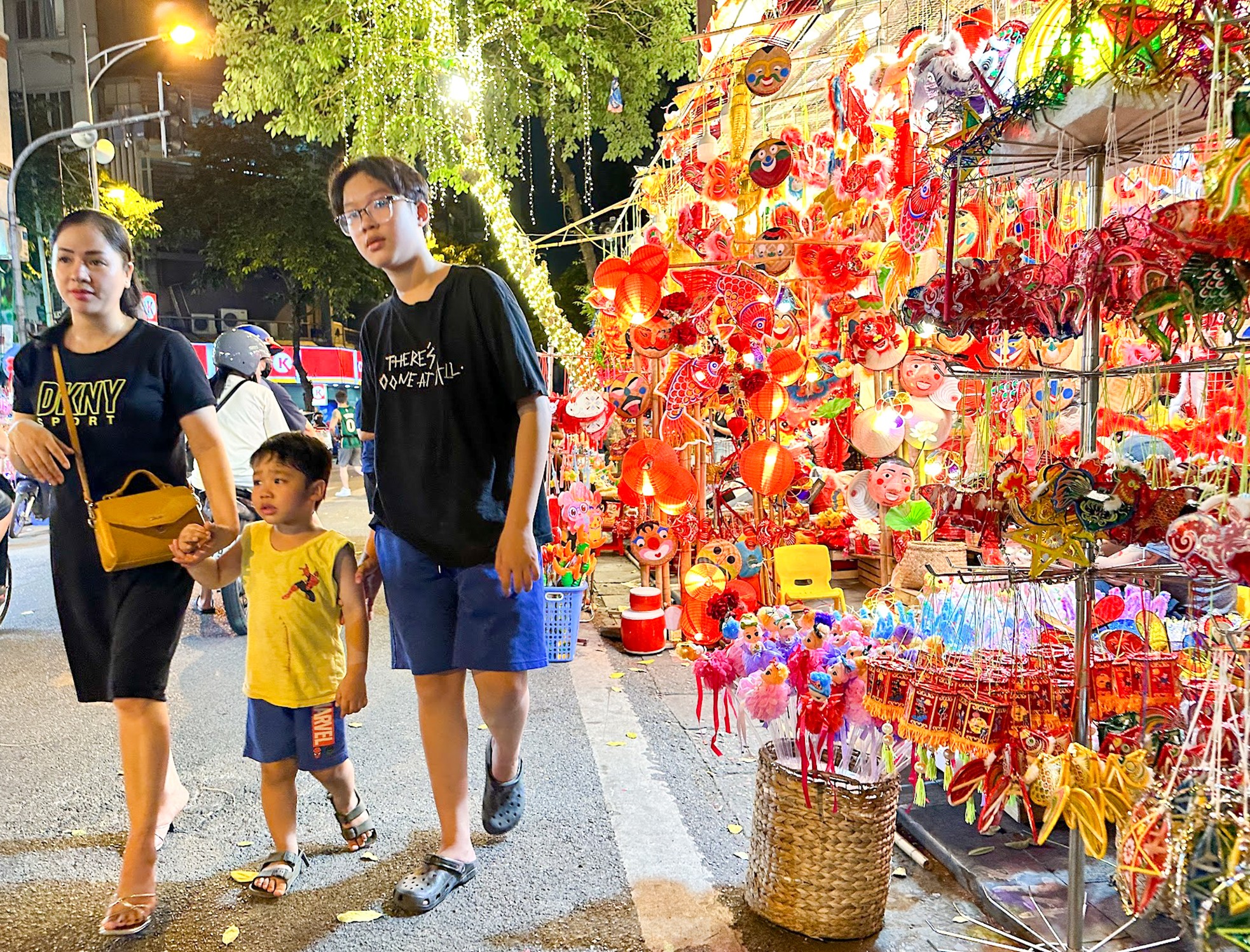 View - Rực rỡ sắc màu Trung thu sớm trên phố Hàng Mã