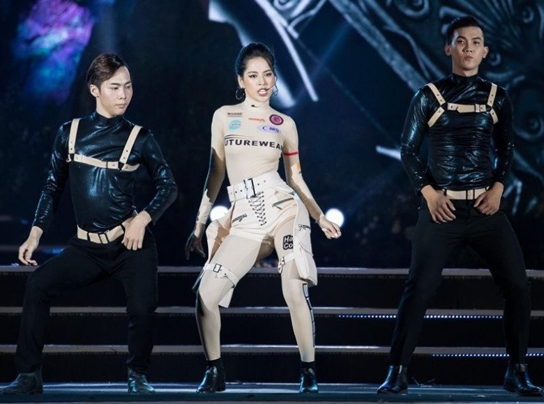 Anh Thư amp;#34;vồ ếchamp;#34; trên sóng trực tiếp và những cú ngã nhớ đời của sao Việt - 7