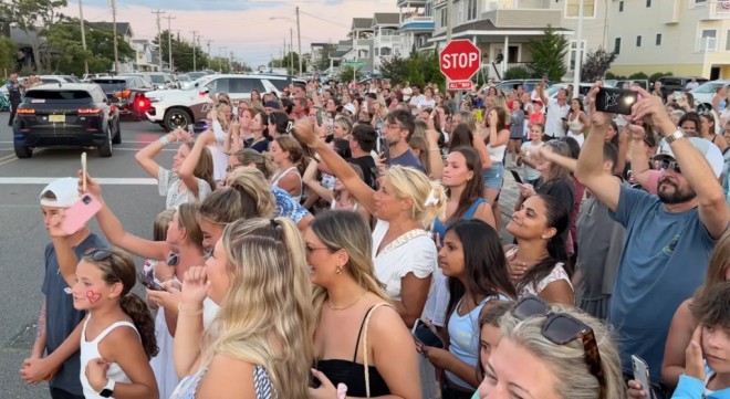 View - Taylor Swift - Đi ăn cưới bạn thân, rắn chúa đánh cắp sự chú ý, gây tắc nghẽn cả khu phố