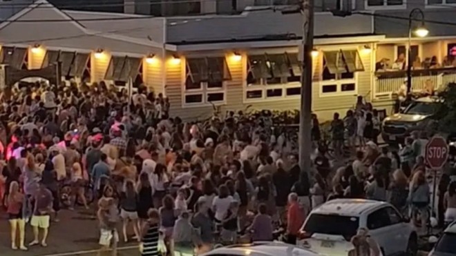 View - Taylor Swift - Đi ăn cưới bạn thân, rắn chúa đánh cắp sự chú ý, gây tắc nghẽn cả khu phố