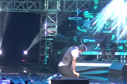 Tuấn Hưng cố gắng đứng dậy sau cú ngã