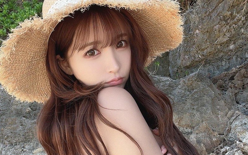 Mikami cũng được fan K-pop biết đến với vai trò là center nhóm nhạc Honey Popcorn gồm 3 thành viên (đều là diễn viên J.A.V) do chính cô đầu tư. 
