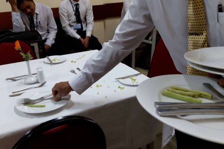 Nhân viên nhà hàng tiết lộ 7 điều họ muốn khách biết: tưởng bình thường nhưng cực kỳ bất lịch sự - 1