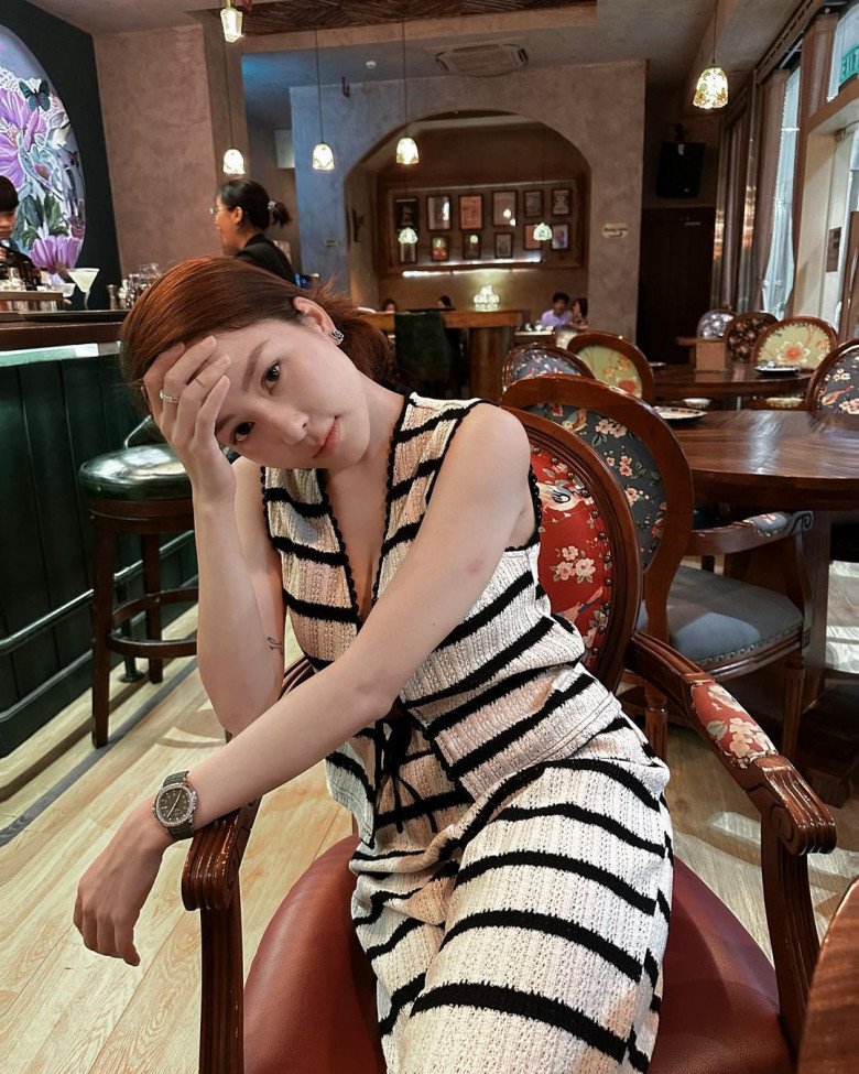 Cô nàng giờ ăn mặc kín cổng cao tường hơn trước rất nhiều.