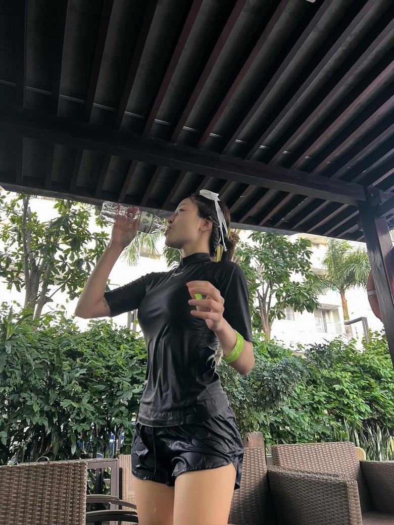 Trâm Anh ở ẩn không có nghĩa là cô bỏ bê bản thân. Người đẹp còn hé lộ thêm bài tập có vẻ rất yêu thích lên story là đạp xe.