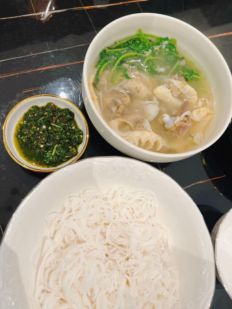 Vì chăm chỉ tập luyện nên cô nàng không ăn kiêng quá gay gắt mà thoải mái tận hưởng những món mình thích với liều lượng hợp lý.