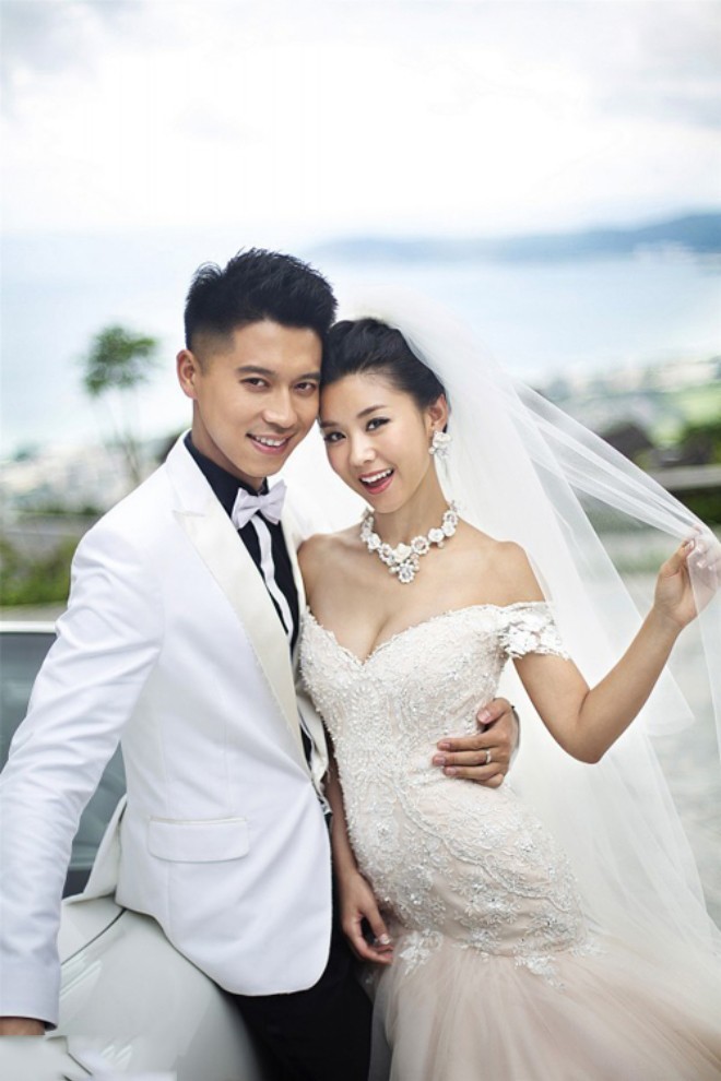 Lý Tiểu Manh và Vương Lôi chính thức về chung nhà bằng một đám cưới ấm cúng và đơn giản.