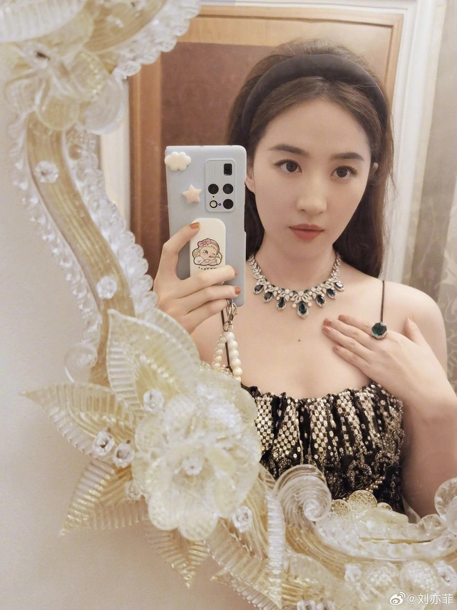 View - Lưu Diệc Phi vừa tung loạt ảnh mới đã gây sốc, 36 tuổi mặt mộc vẫn chấn động