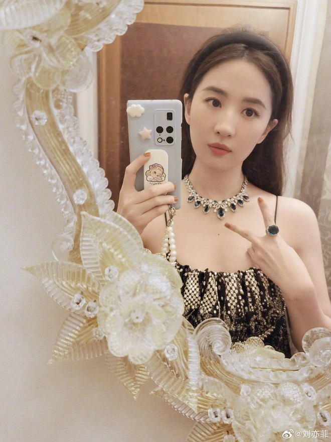 Người hâm mộ cũng trầm trồ trước vẻ đẹp của chị đại màn ảnh Cbiz.