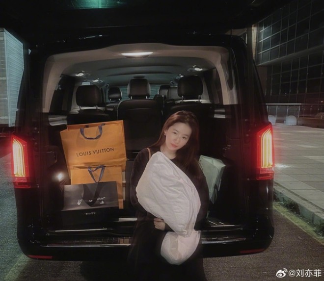 View - Lưu Diệc Phi vừa tung loạt ảnh mới đã gây sốc, 36 tuổi mặt mộc vẫn chấn động