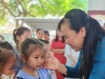 Học sinh lớp 1 khóc, cười trong ngày tựu trường