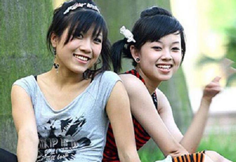 Ly Kute từng là hotgirl nổi tiếng Hà Thành một thời khi sở hữu gương mặt xinh đẹp nổi bật, cô đảm nhận vai Dịu "đanh đá" trong seri Nhật Ký Vàng Anh và ngay lập tức gây ấn tượng với người xem.
