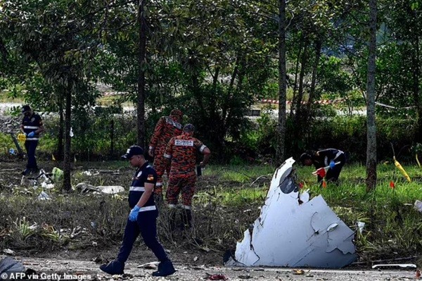 Các nhân viên cứu hộ ở hiện trường máy bay rơi. Ảnh: AFP via Getty.