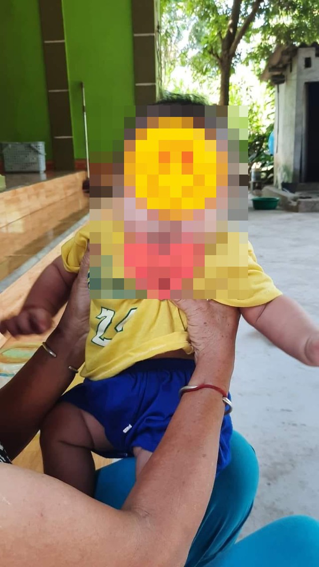 Bé trai 4 tháng tuổi bị bỏ rơi, có cân nặng khoảng 8kg.