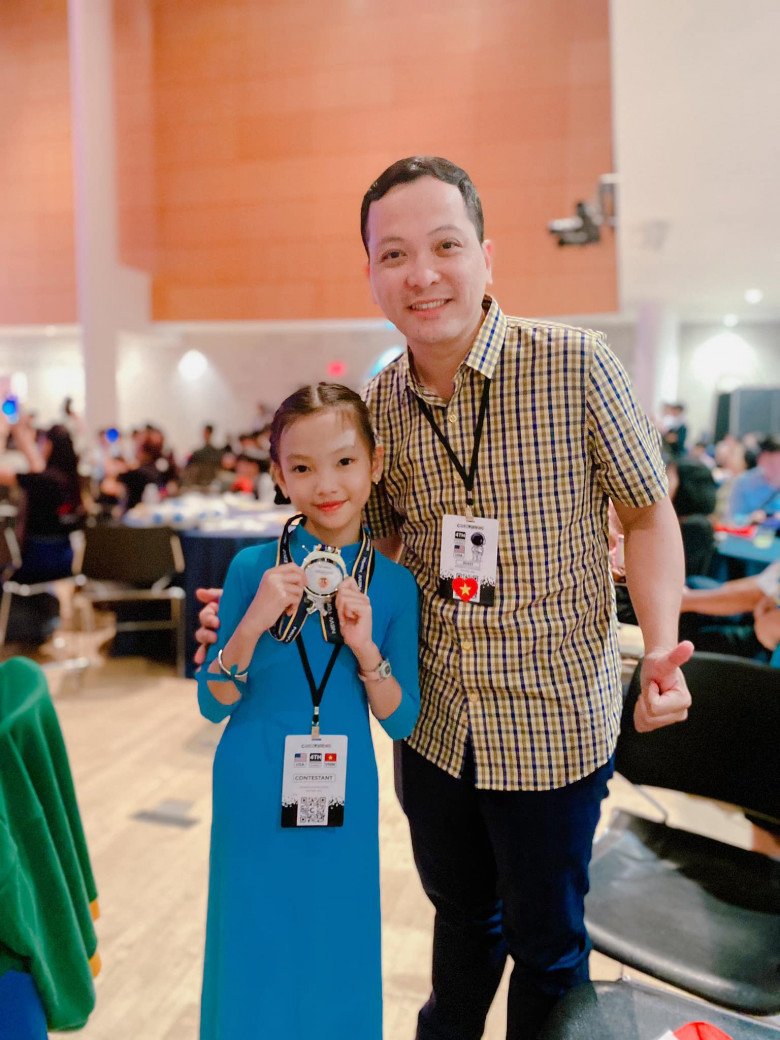 Bố mẹ Ngân Khánh đồng hành cùng con gái tại cuộc thi quốc tế.