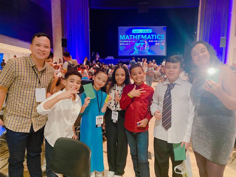 Ngân Khánh rất hoà đồng, thích giao lưu với bạn bè quốc tế để tạo động lực học tập.