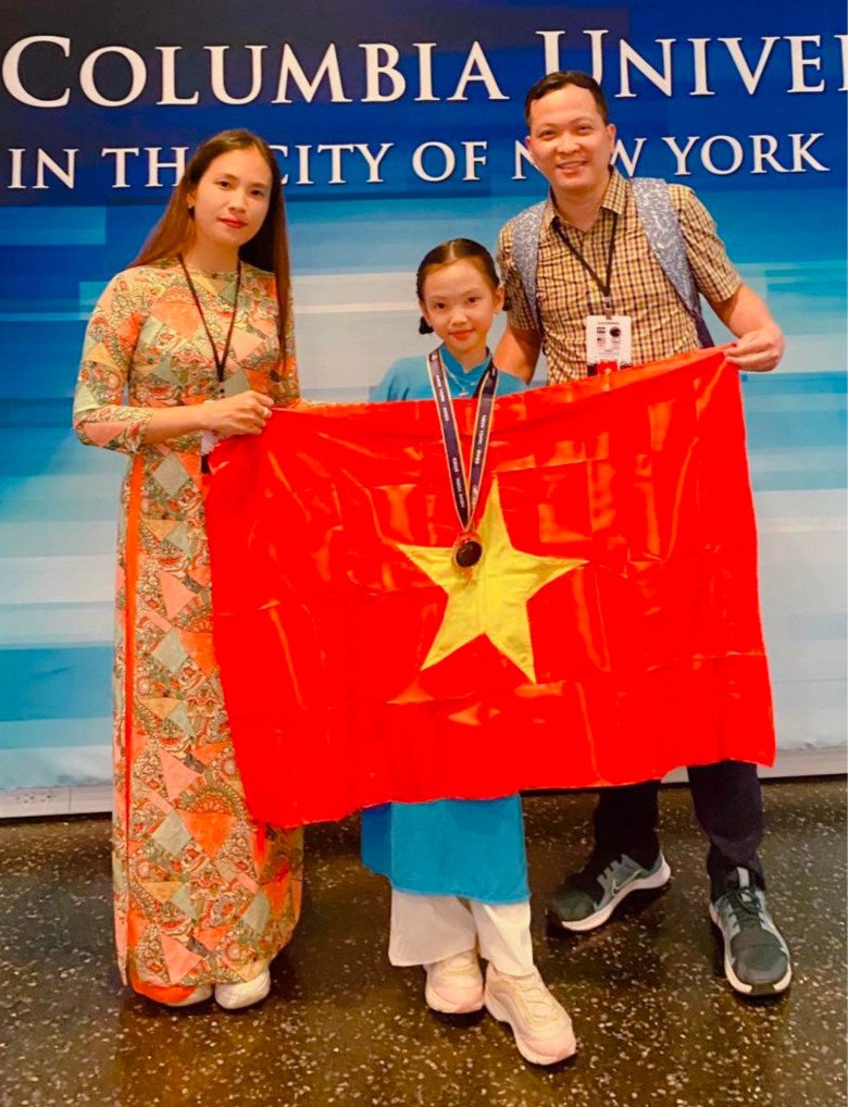 Bé gái Thái Nguyên vượt 15.000 km sang Mỹ đoạt HCB Toán, mẹ tiết lộ bí quyết dạy con học toán hữu ích - 4