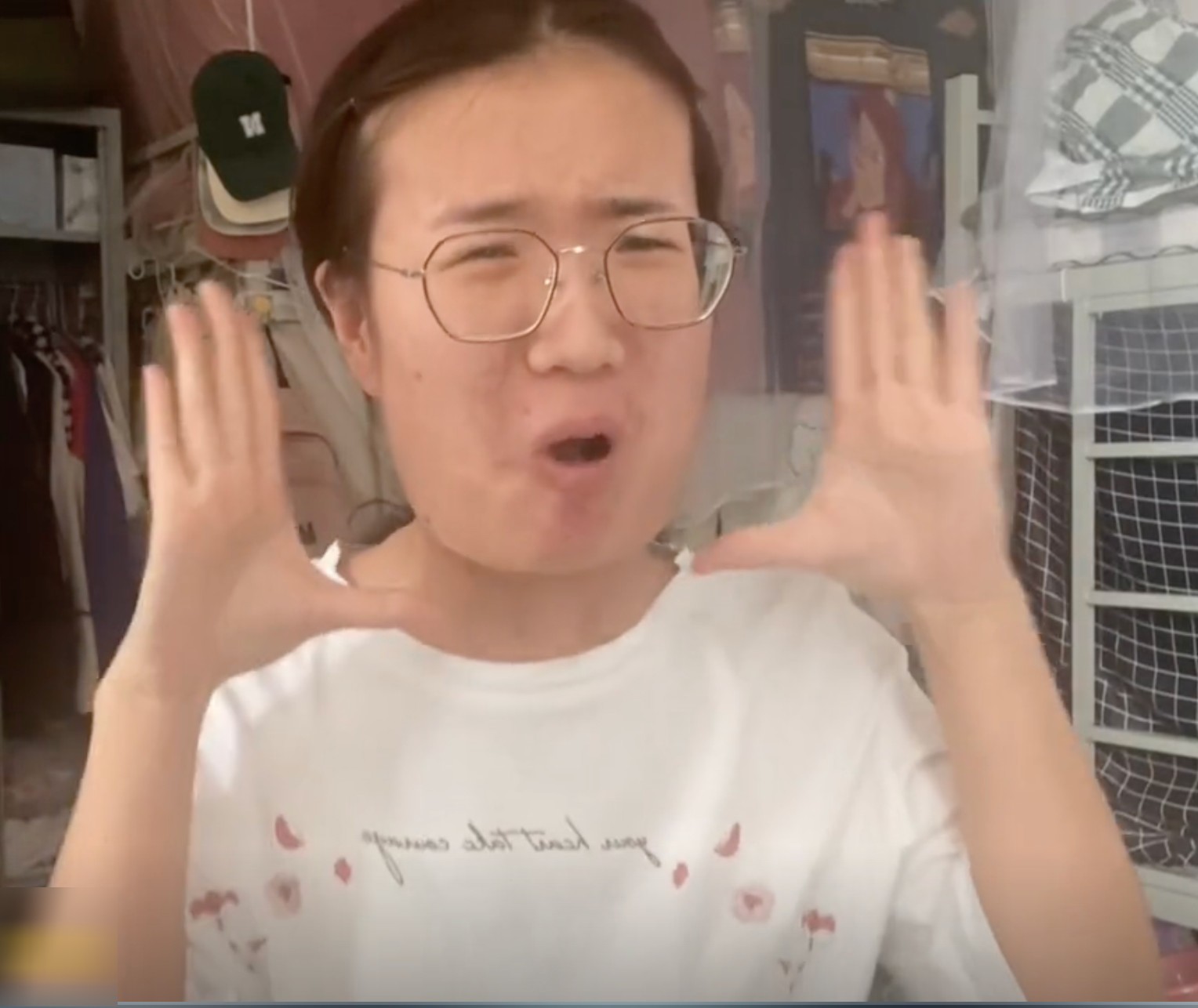 View - Cô gái mặt vuông, da đầy mụn bỗng hóa mỹ nhân nhờ vẽ mặt tài tình, CĐM nghi ngờ có thế thân