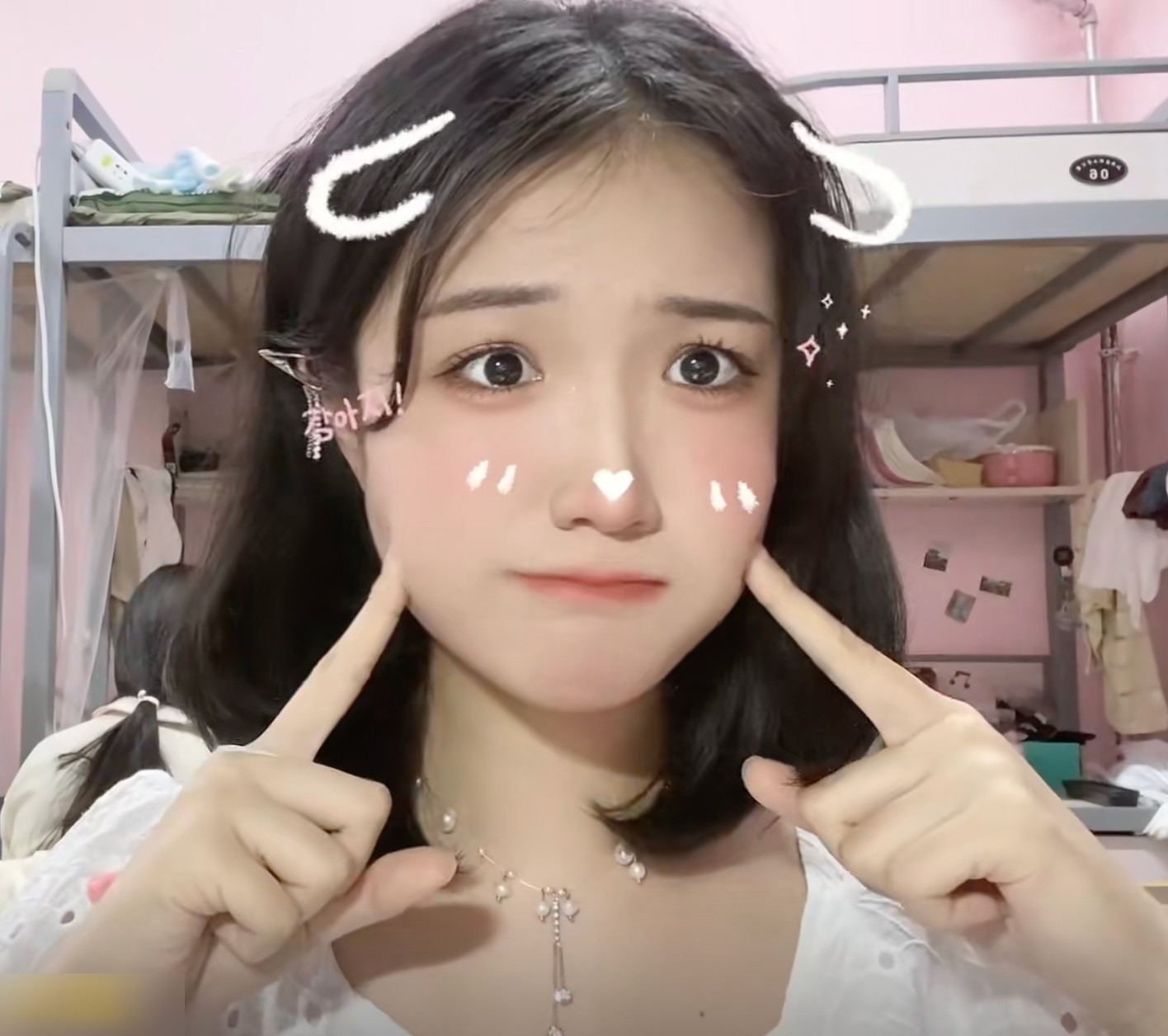 View - Cô gái mặt vuông, da đầy mụn bỗng hóa mỹ nhân nhờ vẽ mặt tài tình, CĐM nghi ngờ có thế thân