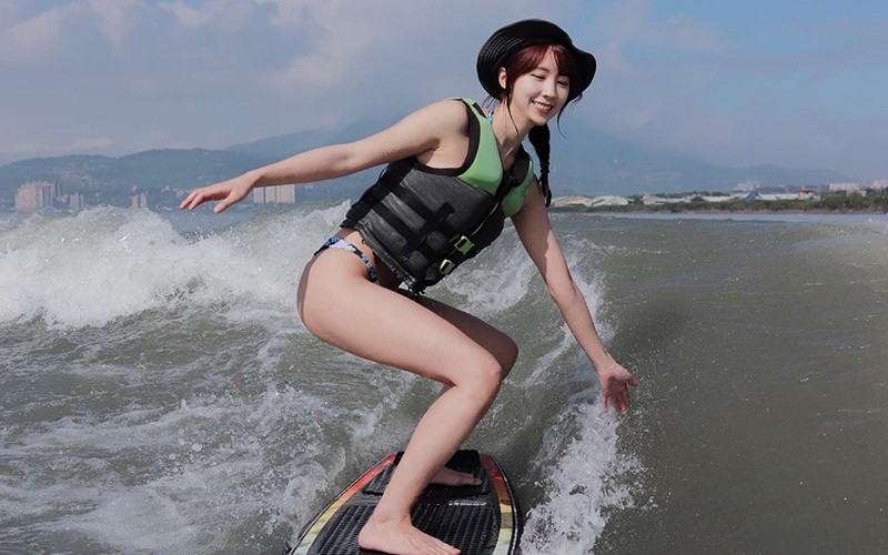 Lướt ván là niềm yêu thích và đam mê của Tiffany, cô thích thú khi được hoà mình với nước, nắng và gió đầy thiên nhiên. 
